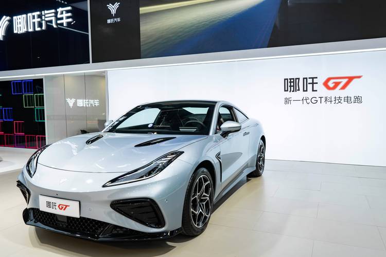 佛山175哪吒汽车在智能汽车领域的表现，领途汽车在新能源汽车市场中的影响力